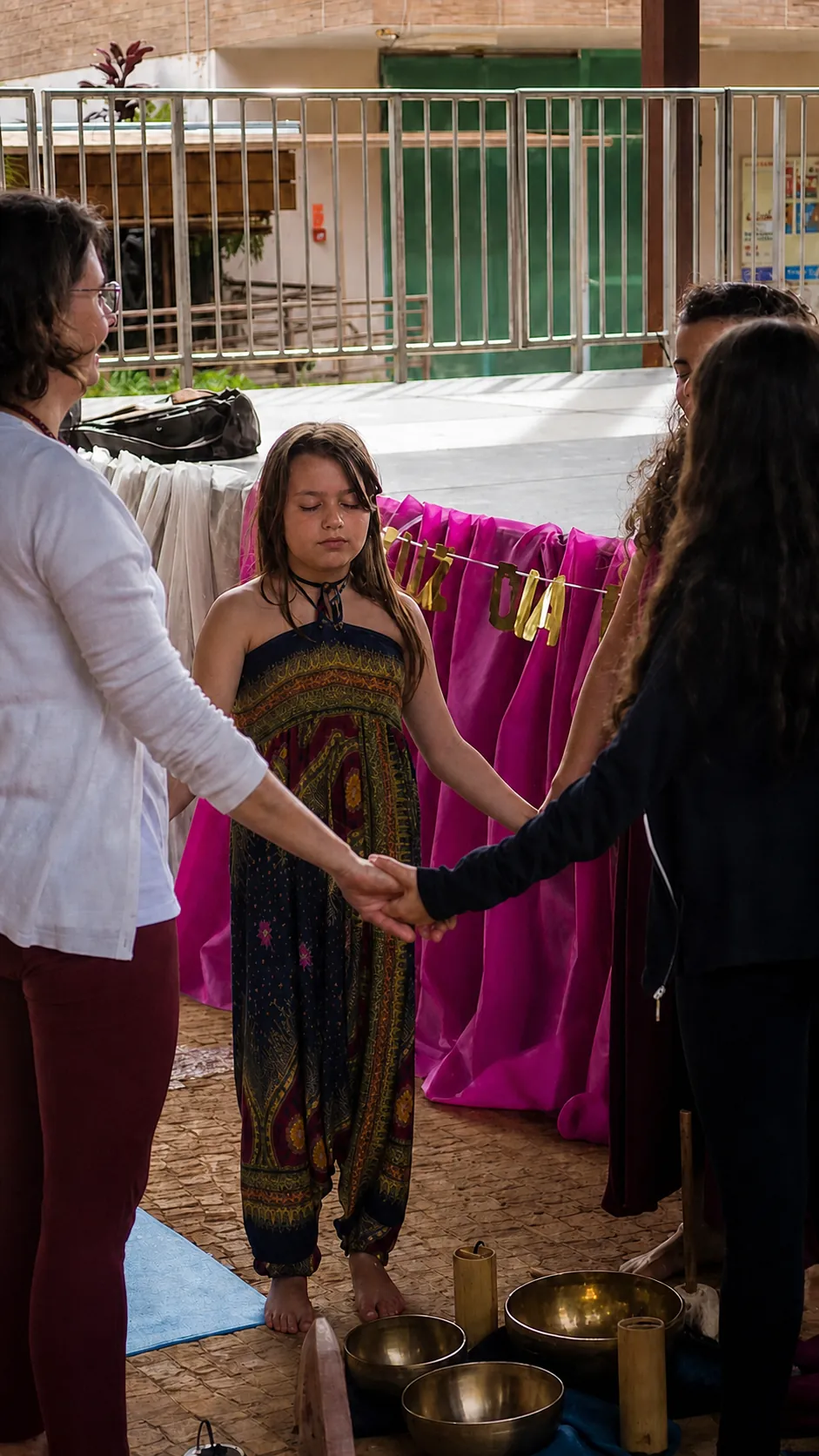 Encontro de pais e filhos em roda com tigelas tibetanas