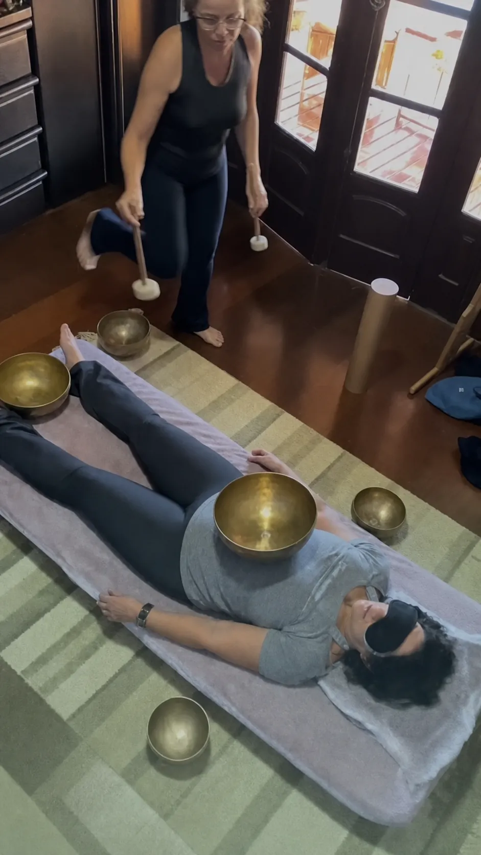 Massagem sonora com tigelas tibetanas sobre o corpo