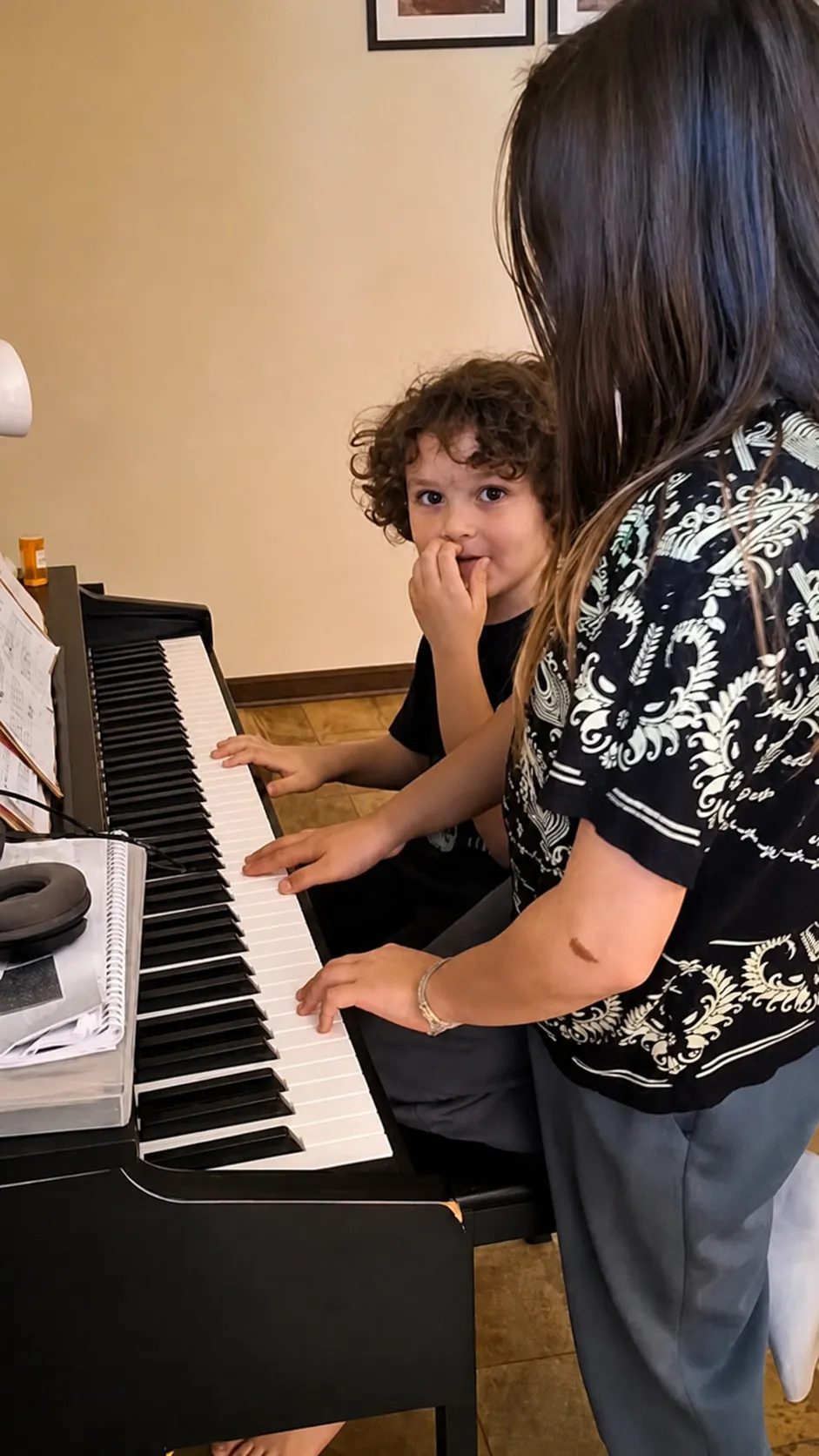 Criança tocando piano